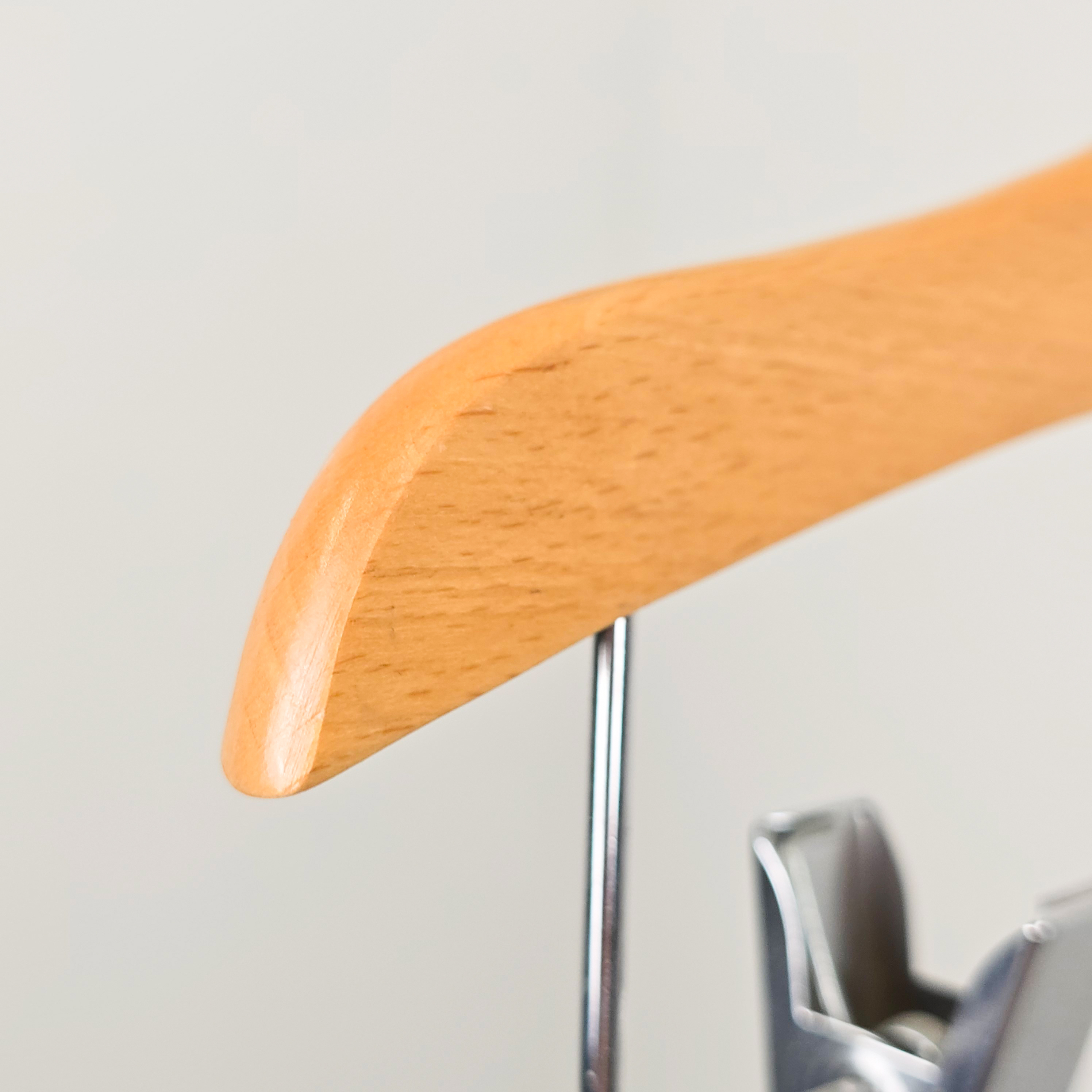 Детские вешалки-плечики деревянные с зажимами для брюк KH10026 /natural lacquer color/100pcs/ctn